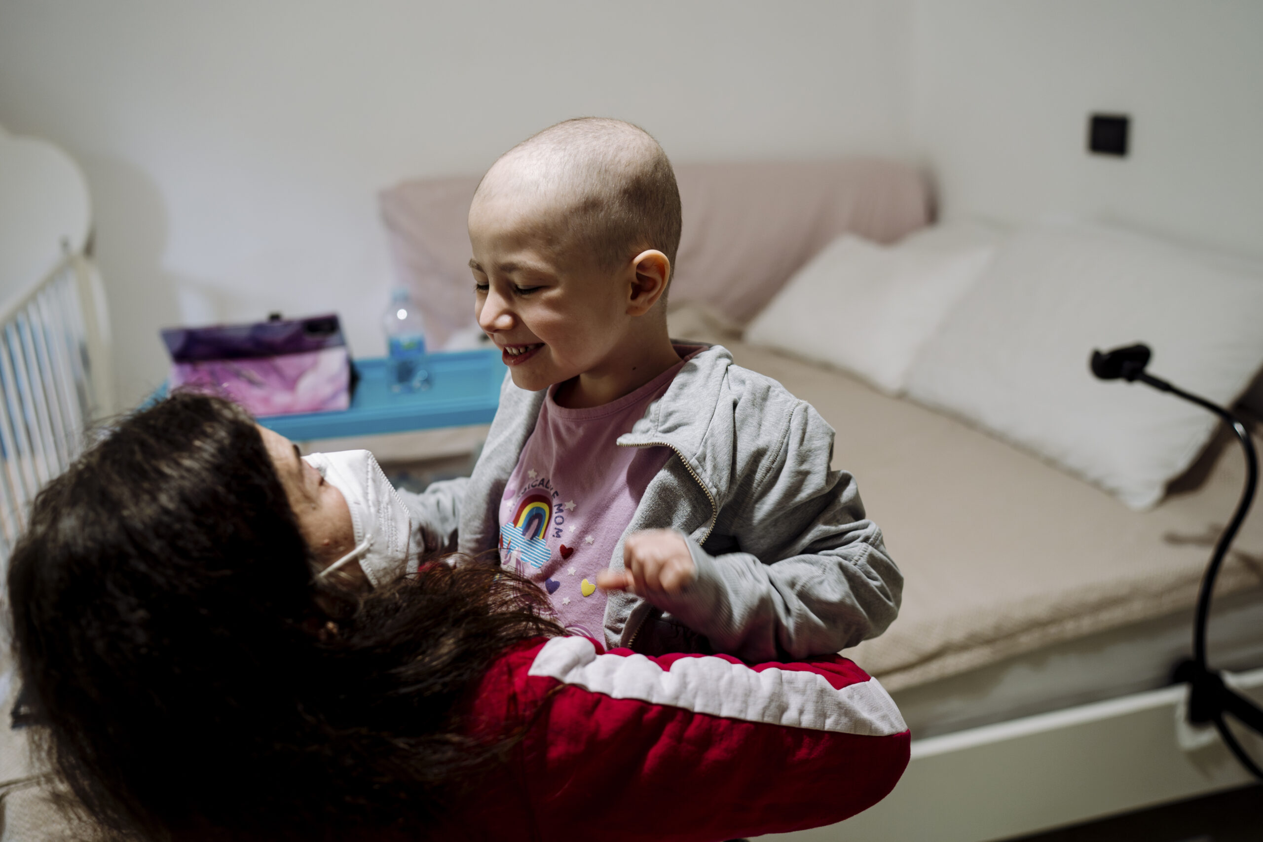 Madre che abbraccia il figlio sorridente